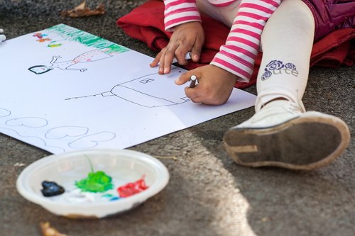 child  drawing  picture