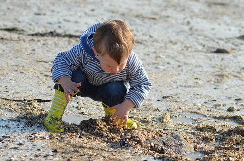 child  beach  sand