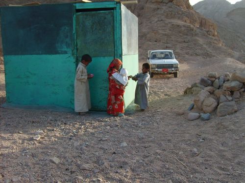 children play desert