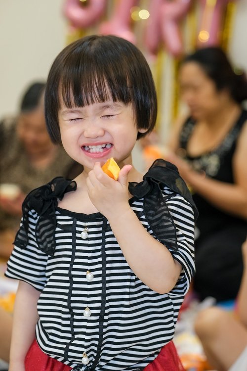 children  eat  oranges