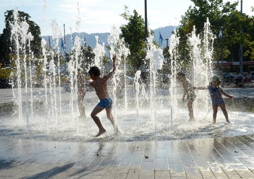 children playing water fountain zurich