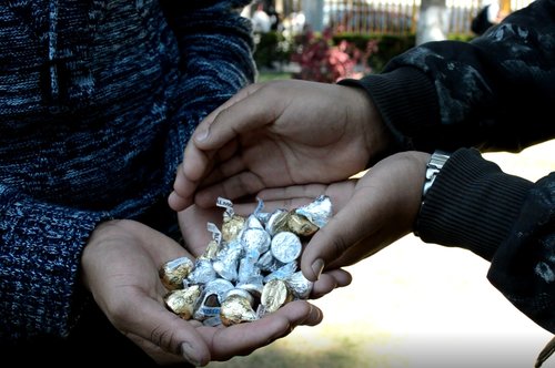 chocolate  gift  hands