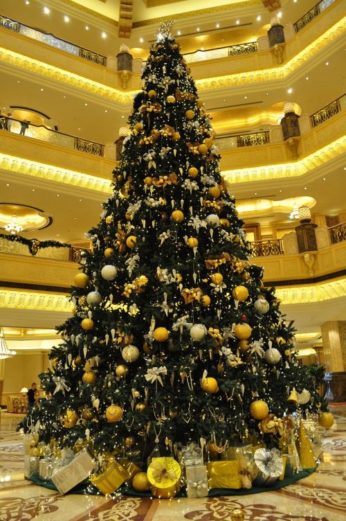 christmas tree abu dhabi emirates palace hotel