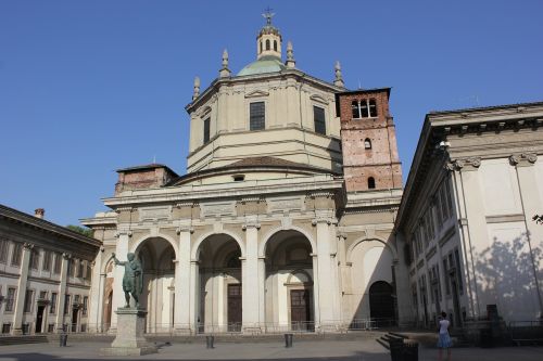 church monument columns of san lorenzo