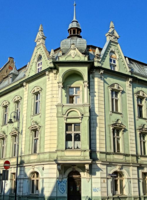 cieszkowskiego street bydgoszcz pediment