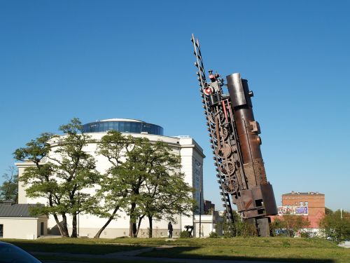 city monument locomotive