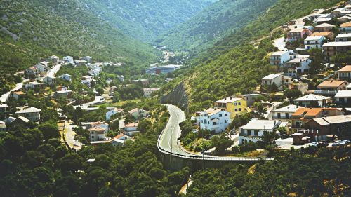 city mountains houses