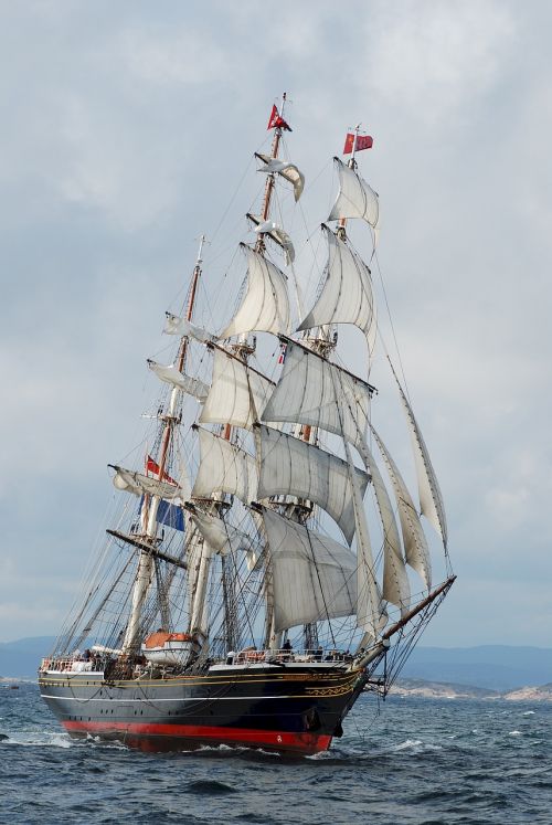 clipper ship three masted sails