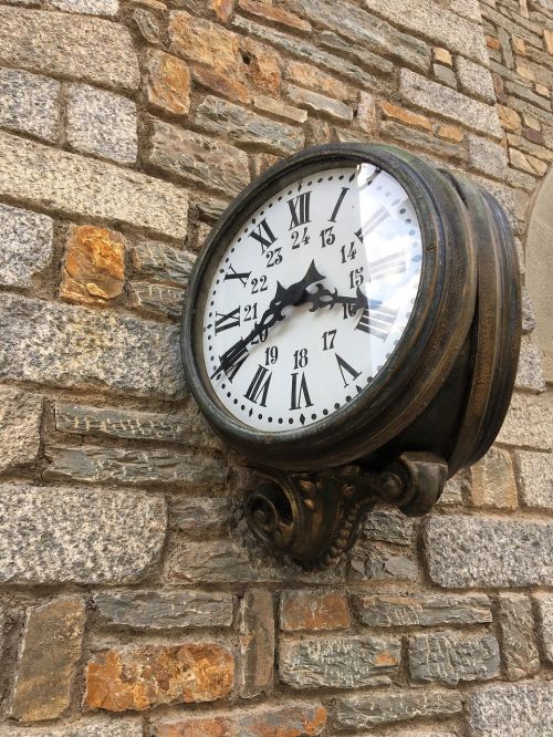 clock station train