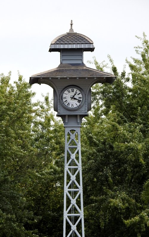 clock  former  metal