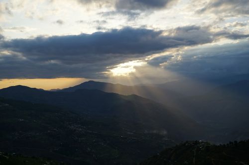 clouds sun rays dusk