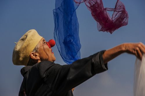 clown towels juggle