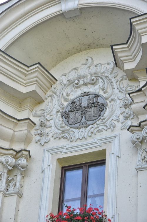 coat of arms window leaves