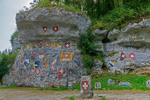 coat of arms  rock wall  chessiloch