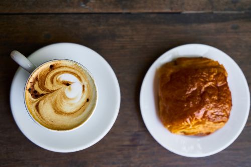 coffee croissant latte