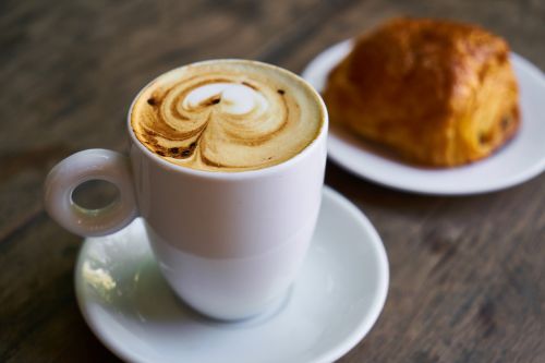 coffee croissant latte