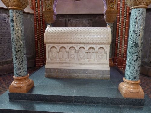 coffin sarcophagus pillar