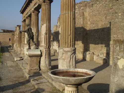 columnar pool statue