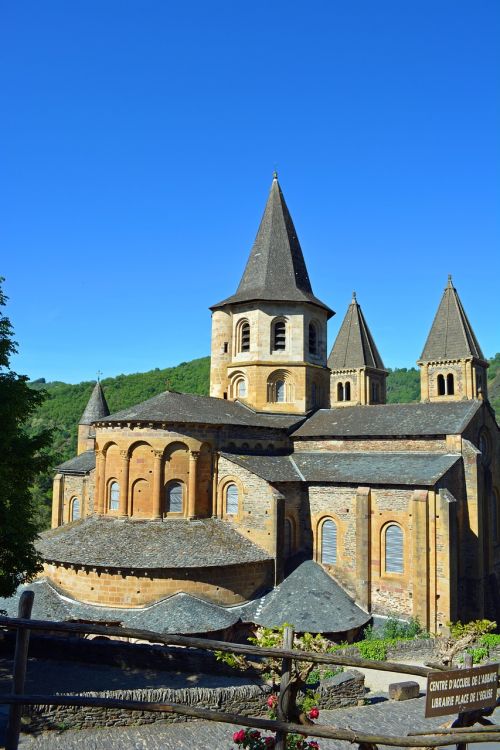 conques aveyron abbey