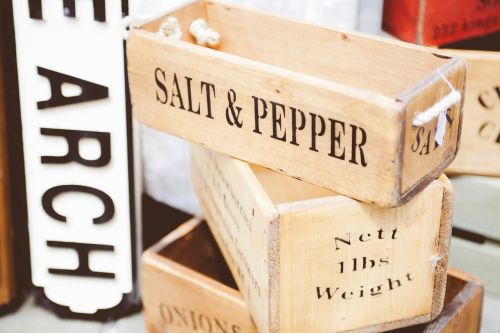 containers pepper salt