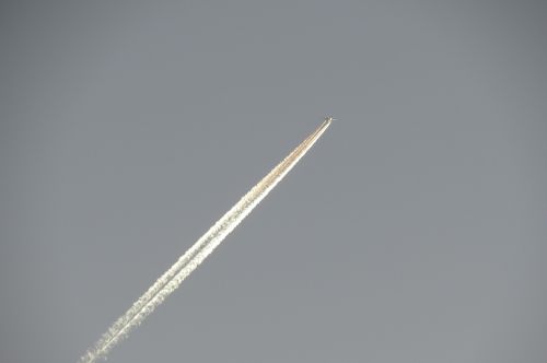 contrail aircraft fly