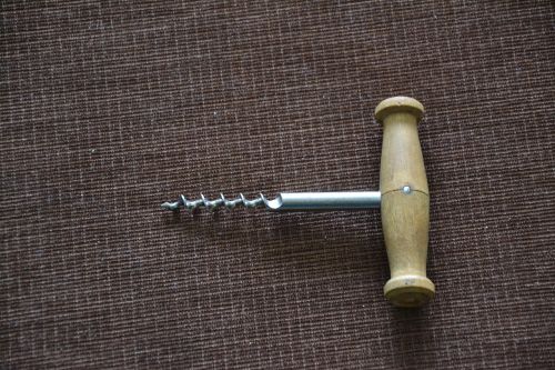 corkscrew the stopper open