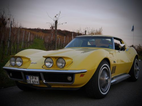 corvette oldtimer yellow