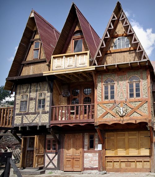 cottages pointed the roofs