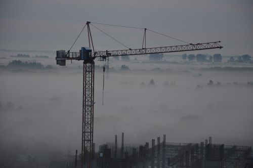 crane building the lift