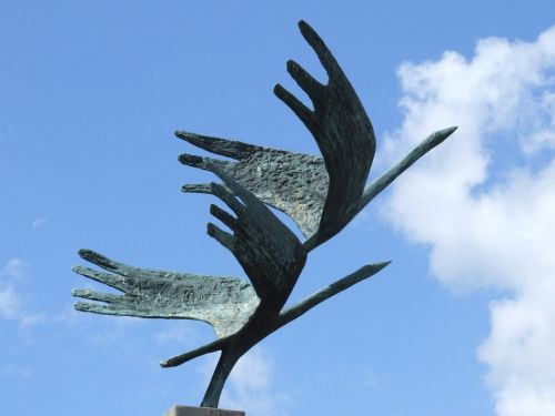 cranes bronze statue