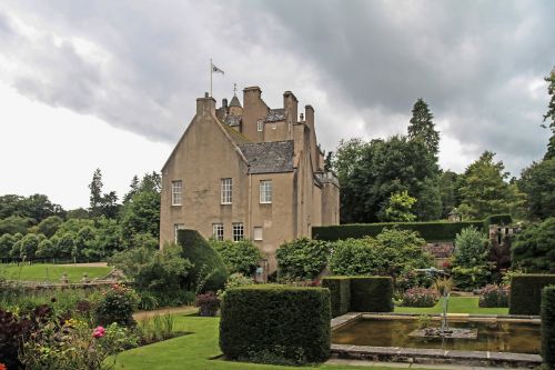 crathes castle garden castle