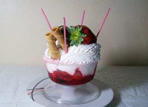 cream dessert strawberries