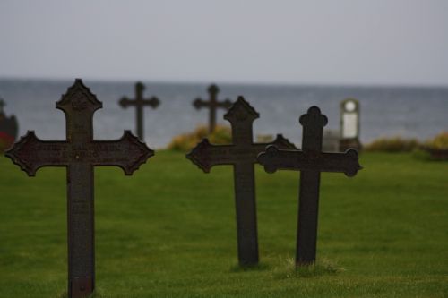 cross grave sea