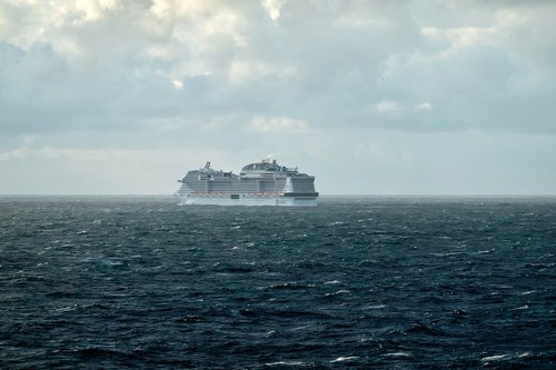 cruise  ship  sea