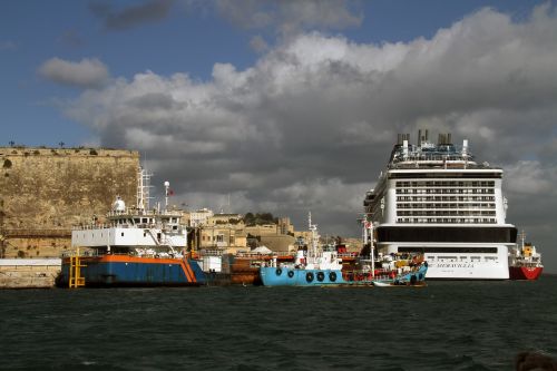 cruise ship boats port