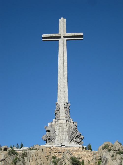 cruz monument architecture