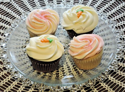 cupcakes frosting carrot cake