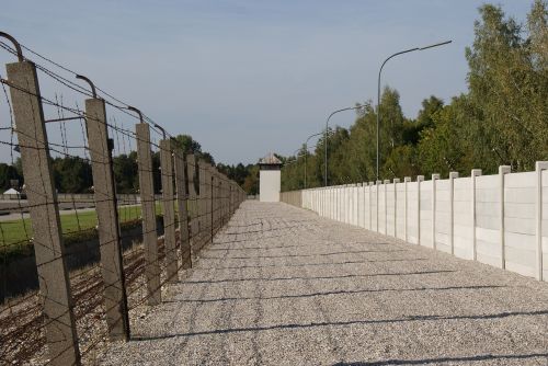 dachau concentration camp walls fence