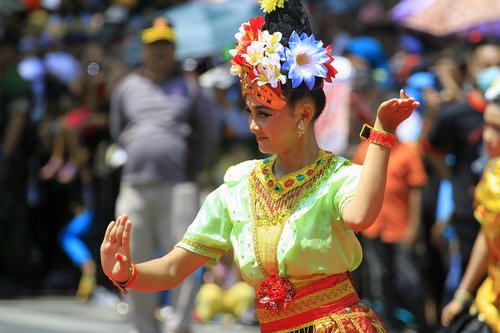 dance  traditional  indonesian