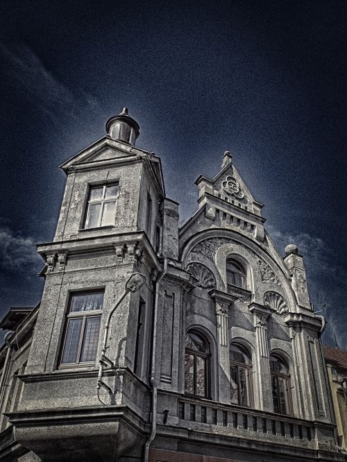 dark horror movie old house