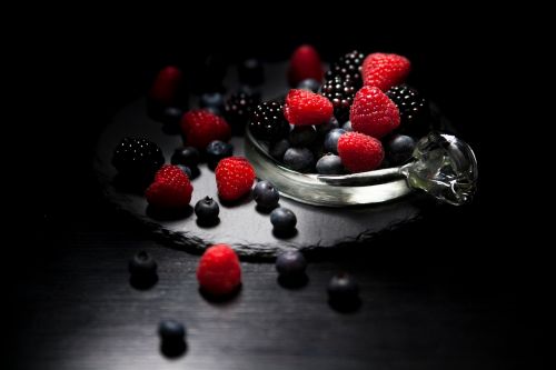 dark mood food lichtspiel berries