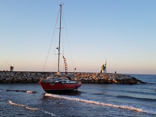dawn run aground sailboat
