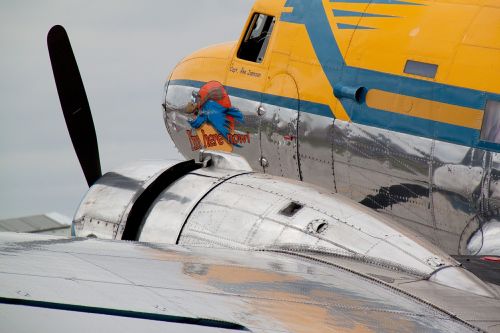 dc 3 propeller plane passenger aircraft