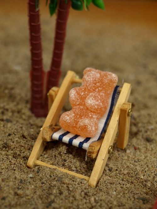 deck chair gummibärchen sand