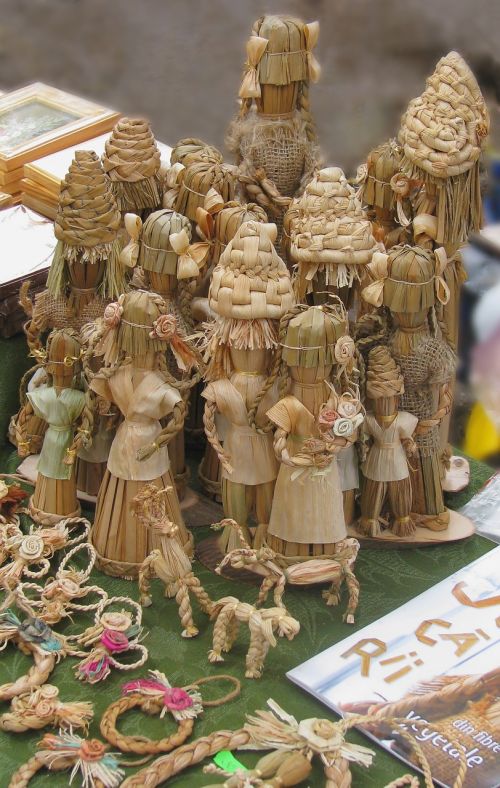 decorative arts weaving dried corn folklore