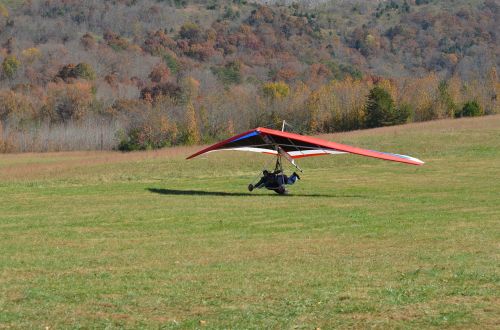 delta-flying hang glider landing