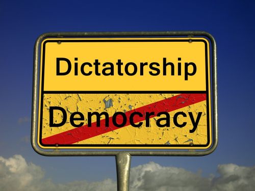 demokratie dictatorship town sign