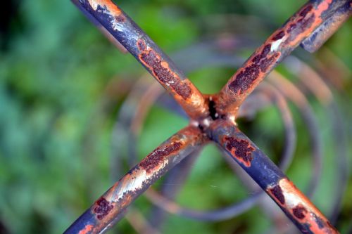 design rusted garden ornament