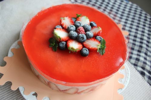 dessert cake strawberry