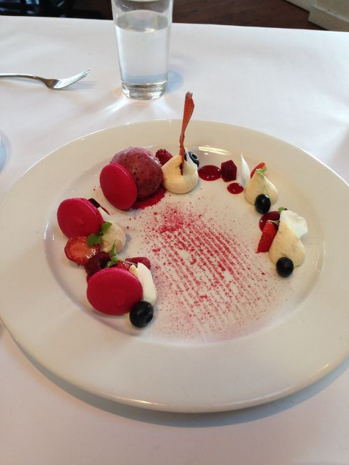 dessert macaroon raspberry